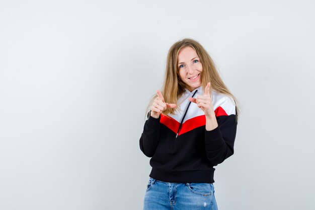 Joven mujer rubia en una chaqueta y jeans