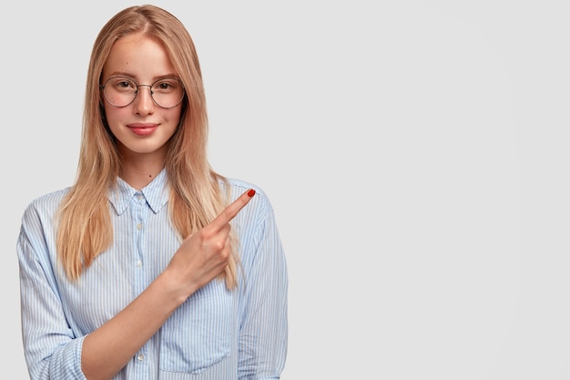 Joven, mujer rubia, llevando, camisa azul