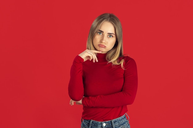 Joven, mujer rubia, en, pared roja