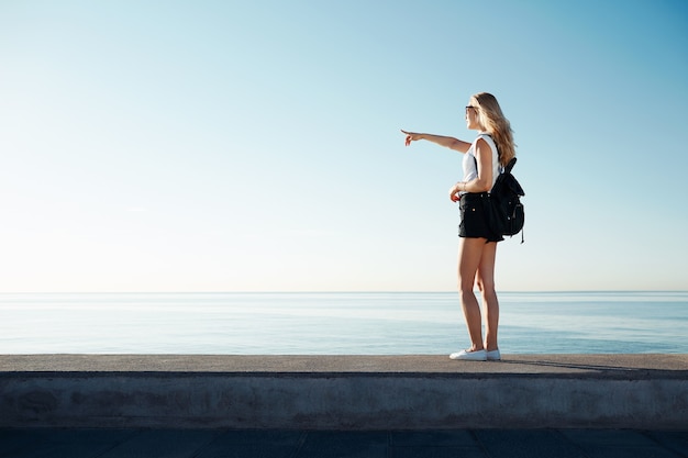 Joven, mujer rubia, en la playa