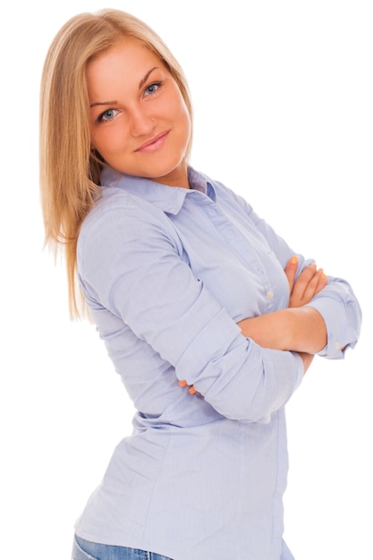 Joven mujer rubia sonriendo