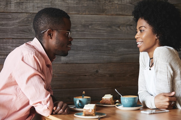 Joven, y, mujer se sentar, en, café