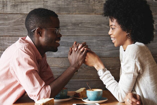 Joven, y, mujer se sentar, en, café