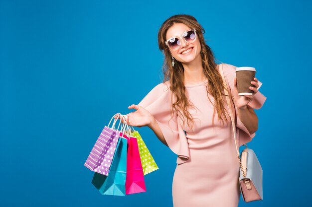 Joven mujer sexy con estilo en vestido rosa de lujo, tendencia de moda de verano, estilo chic, gafas de sol``