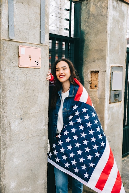 Joven mujer sonriendo afuera