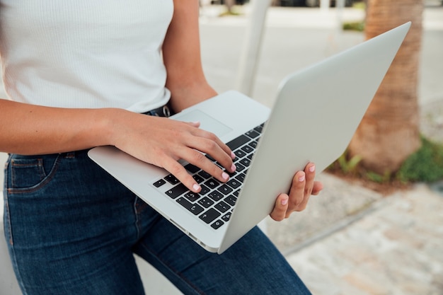 Joven mujer sosteniendo un cuaderno