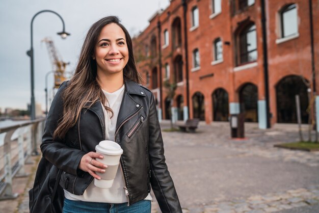 Joven mujer sosteniendo una taza de café.