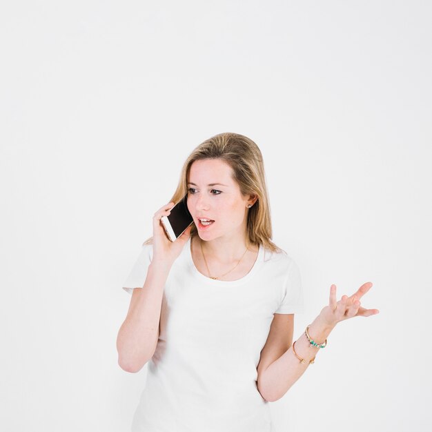 Joven mujer teniendo conversación telefónica