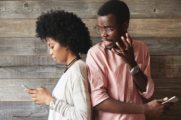 Joven, y, mujer, teniendo una conversación