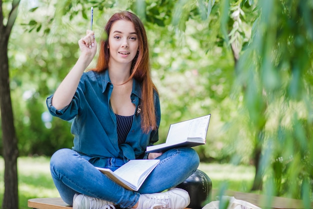 Joven, mujer, teniendo, idea, mientras, estudiar