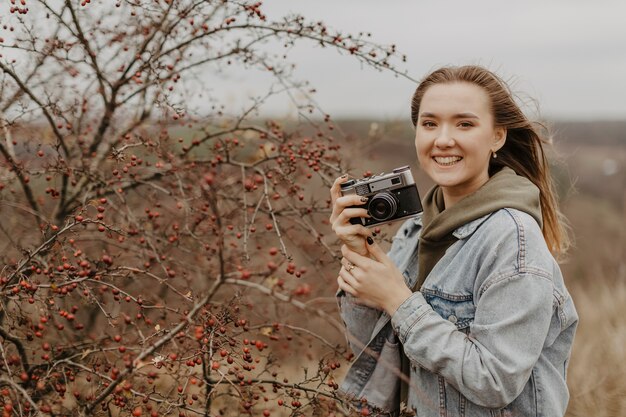 Joven mujer tomando fotos de la naturaleza