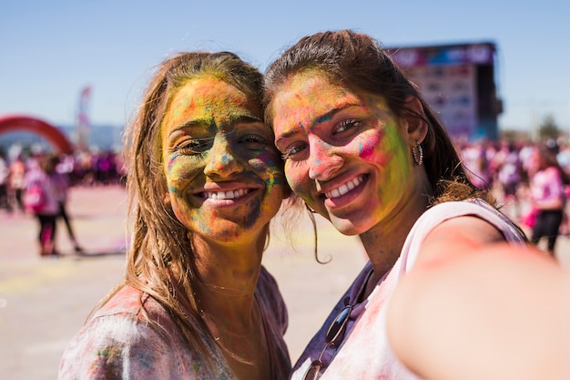 Joven mujer tomando selfie con su amiga