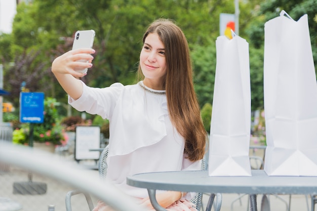 Joven mujer tomando selfie