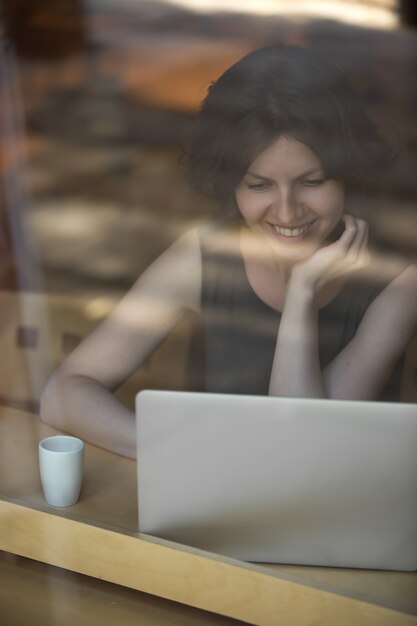 Joven, mujer, trabajando, café