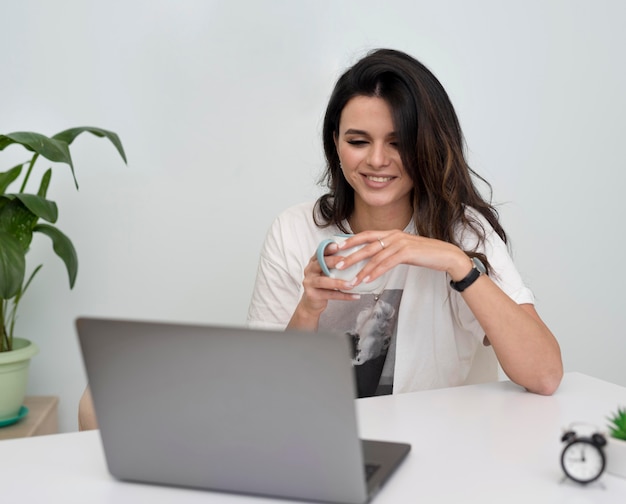 Foto gratuita joven mujer trabajando desde casa