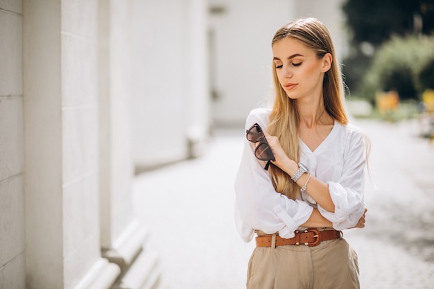 Joven mujer vestida con traje de verano en la ciudad