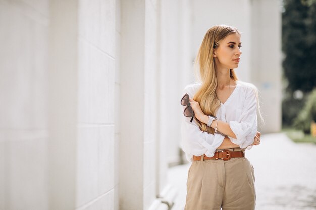 Joven mujer vestida con traje de verano en la ciudad