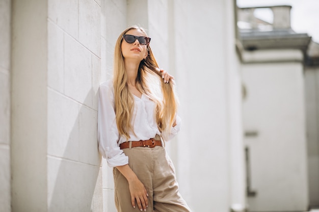 Joven mujer vestida con traje de verano en la ciudad