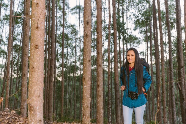 Joven mujer viajando con mochila