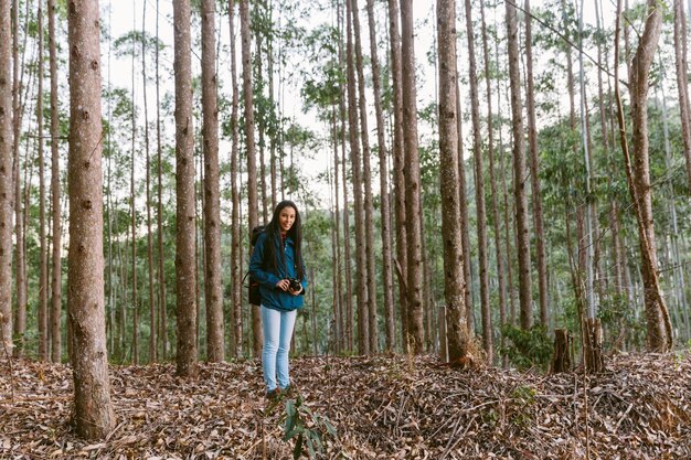 Joven mujer viajero en el bosque