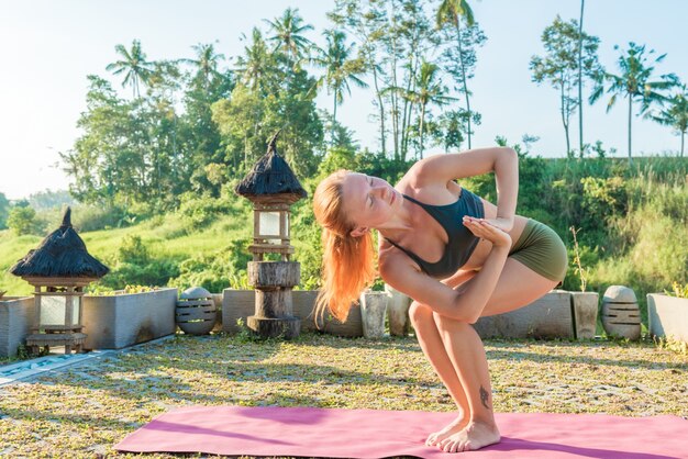 Joven, mujer, yoga, estirar