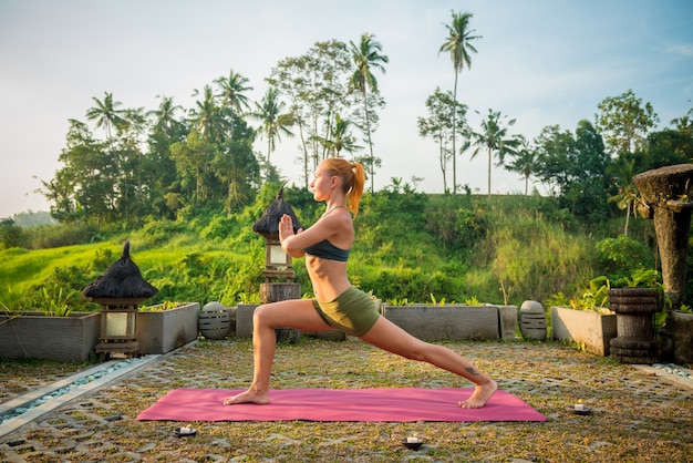 Joven, mujer, yoga, estirar