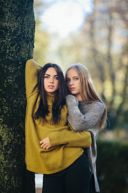 Joven, mujeres, posición, bosque