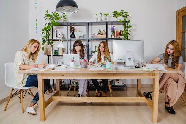 Joven, mujeres, reunión, tabla, creando