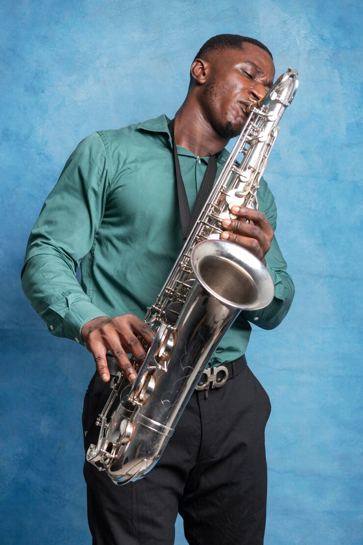 Foto gratuito joven músico afroamericano celebrando el día internacional del jazz