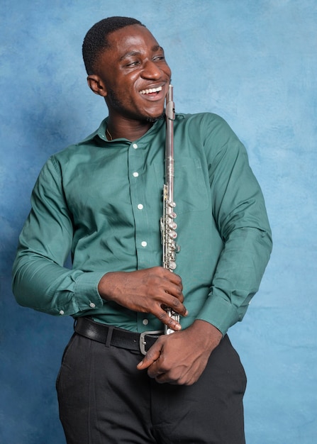 Joven músico afroamericano celebrando el día internacional del jazz