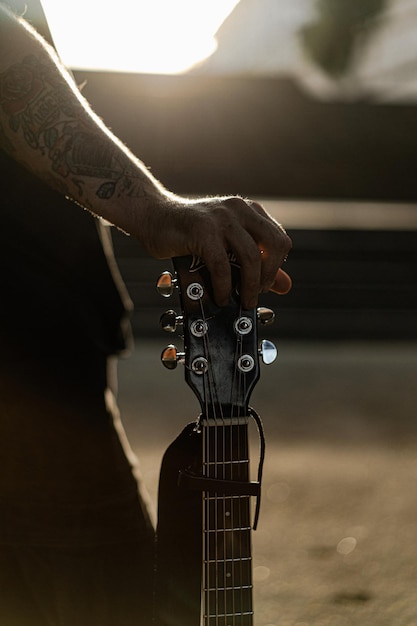 Foto gratuita joven músico callejero toca la guitarra y canta. concepto de música callejera.