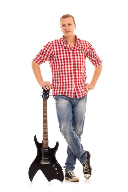 Foto gratuita joven músico con guitarra