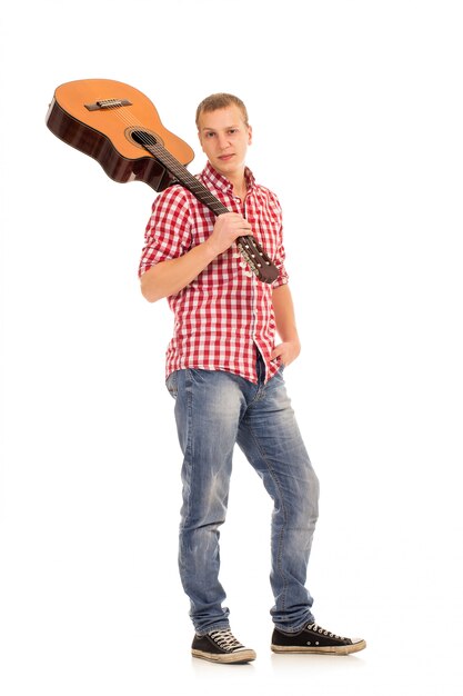 Joven músico con guitarra