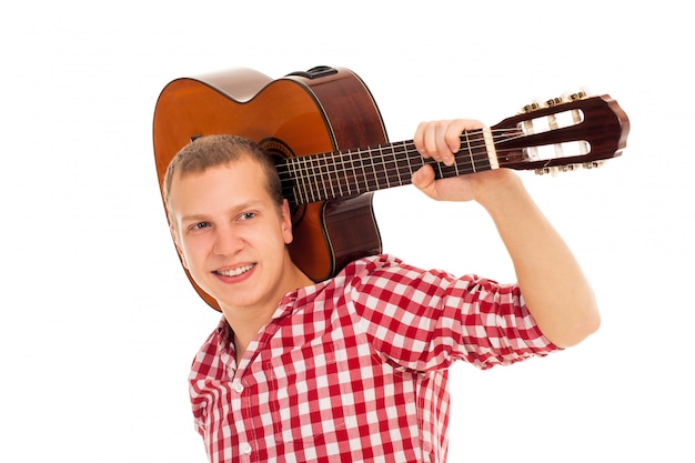 Foto gratuita joven músico con guitarra