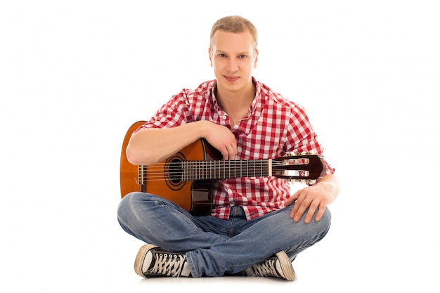 Joven músico con guitarra