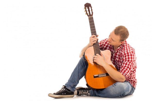 Foto gratuita joven músico con guitarra