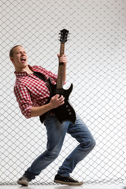 Joven músico con guitarra