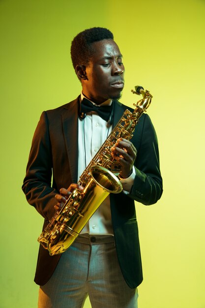 Joven músico de jazz afroamericano tocando el saxofón