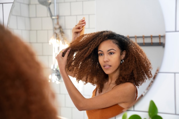 Foto gratuita joven negro cuidando el cabello afro