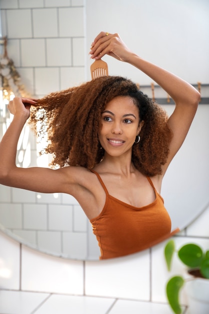 Joven negro cuidando el cabello afro