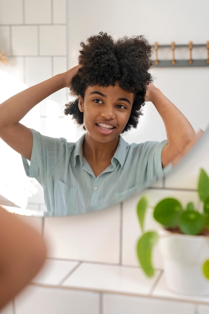 Foto gratuita joven negro cuidando el cabello afro