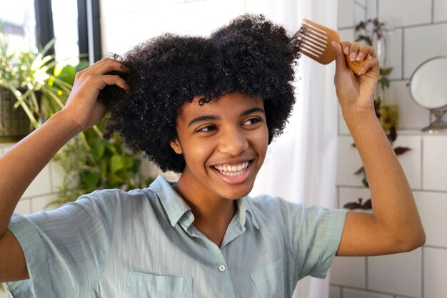 Joven negro cuidando el cabello afro