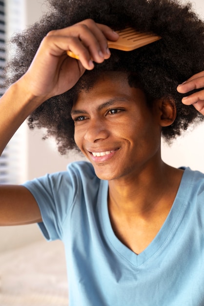 Foto gratuita joven negro cuidando el cabello afro