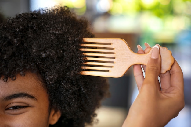 Joven negro cuidando el cabello afro