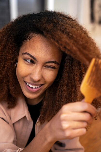 Joven negro cuidando el cabello afro