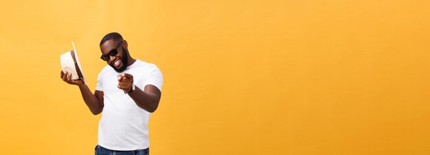 Joven negro top bailando aislado sobre un fondo amarillo