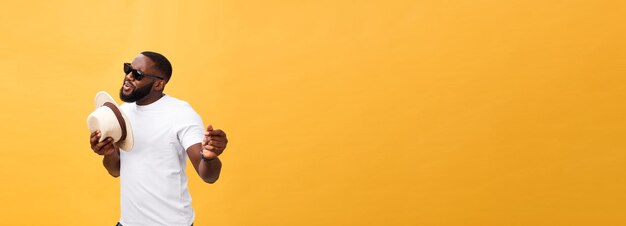 Joven negro top bailando aislado sobre un fondo amarillo