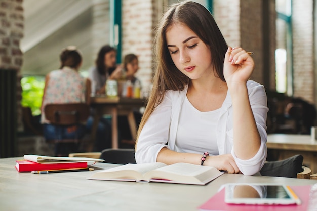 Joven, niña, lectura, libro de texto