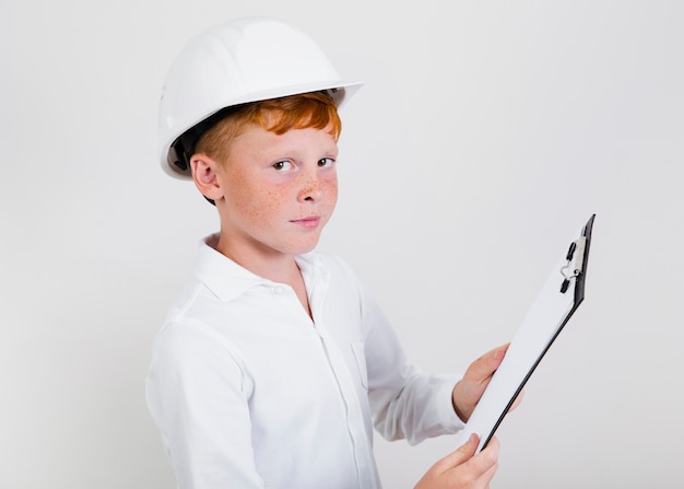 Joven niño de construcción con casco