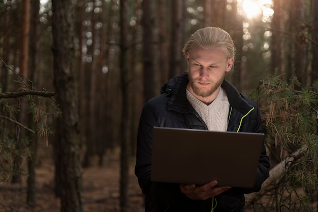 Joven nómada digital viajando en invierno